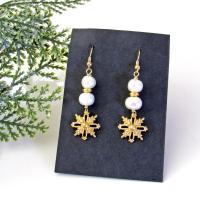 These gold brass snowflake earrings have an intricate filigree design and are accented with white freshwater pearls and gold plated beads. They have a classic, modern chic style and are lightweight and comfortable to wear. They'll make the great gift for the winter holiday season - or any time of year.