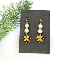 These gold brass snowflake earrings have an intricate filigree design and are accented with white freshwater pearls and gold plated beads. They have a classic, modern chic style and are lightweight and comfortable to wear. They'll make the great Christmas gift for the winter holiday season - or any time of year.